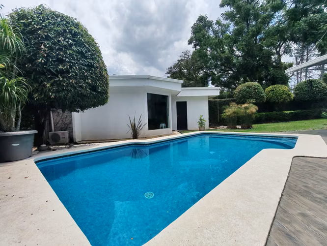 VENTA DE CASA ELEGANTE AMOBLADA EN SAN RAFAEL DE ESCAZÚ A 500 METROS DE MULTIPLAZA
