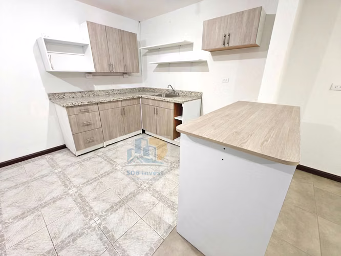 Casa de 1 piso en alquiler en Escazú por 650,000 con agua, electricidad y seguridad incluidas - Imagen 4