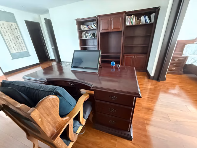 Escritorio ejecutivo de madera maciza de Guanacaste