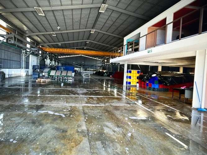 BODEGA INDUSTRIAL EN VENTA CON AMPLIO TERRENO EN SANTA BARBARA, HEREDIA