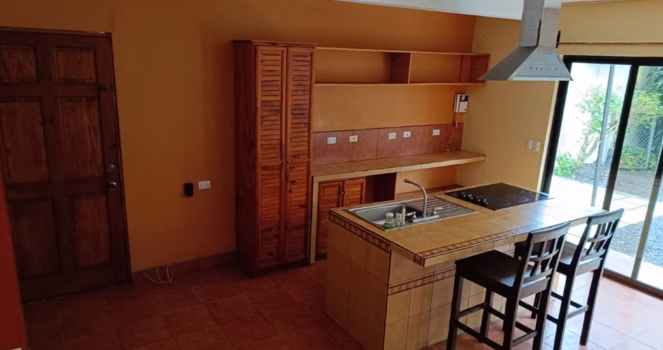 Linda casa de uso residencial, segura, solo para 2 personas y 1 mascota en residencial tranquilo - Imagen 2
