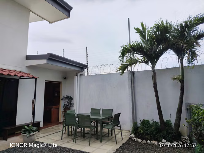 ¡Tu propio oasis sin las restricciones de un condominio! Ideal para profesionales o parejas en busca de tranquilidad. - Imagen 14