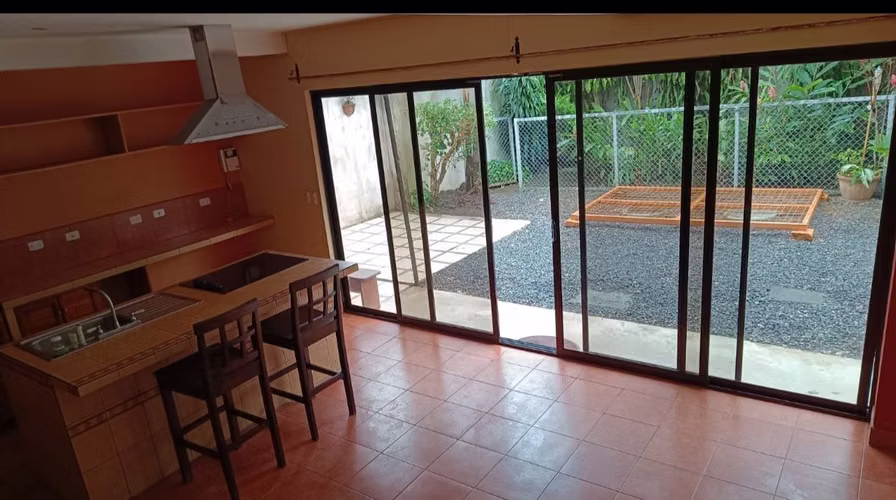 Linda casa de uso residencial, segura, solo para 2 personas y 1 mascota en residencial tranquilo - Imagen 8
