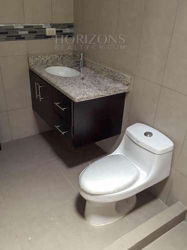 Casa Independiente en Venta en Rohrmoser San José 3 Habitaciones con Patio y Cochera para 2 Vehículos NJA892 - Imagen 11