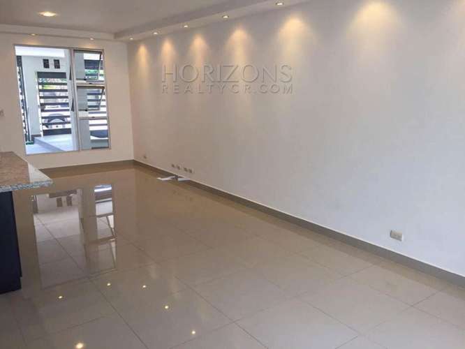 Casa Independiente en Venta en Rohrmoser San José 3 Habitaciones con Patio y Cochera para 2 Vehículos NJA892 - Imagen 4