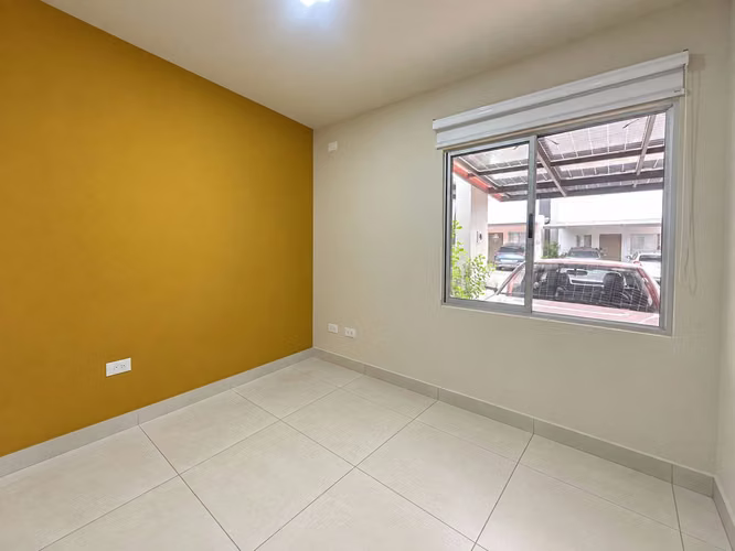 ALQUILER DE CASA DE UNA PLANTA, 2 HABITACIONES, CON AMPLIO PATIO, EN CONDOMINIO  - Imagen 9