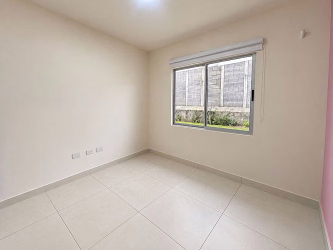 ALQUILER DE CASA DE UNA PLANTA, 2 HABITACIONES, CON AMPLIO PATIO, EN CONDOMINIO  - Imagen 8
