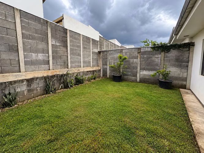 ALQUILER DE CASA DE UNA PLANTA, 2 HABITACIONES, CON AMPLIO PATIO, EN CONDOMINIO  - Imagen 16