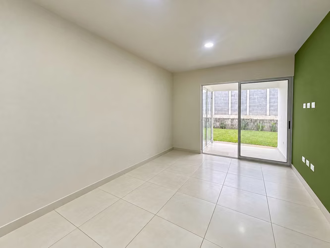 ALQUILER DE CASA DE UNA PLANTA, 2 HABITACIONES, CON AMPLIO PATIO, EN CONDOMINIO  - Imagen 6