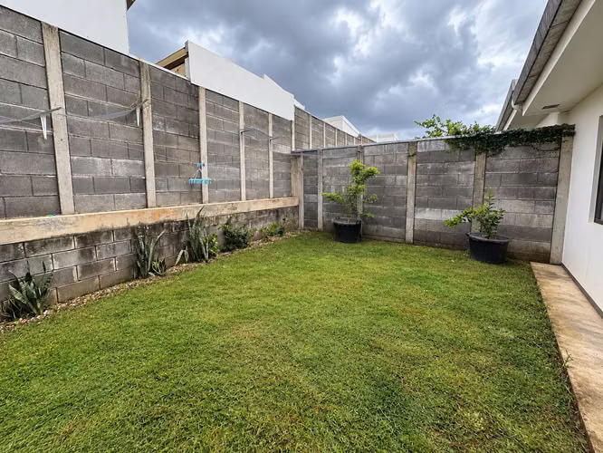 ALQUILER DE CASA DE UNA PLANTA, 2 HABITACIONES, CON AMPLIO PATIO, EN CONDOMINIO  - Imagen 14