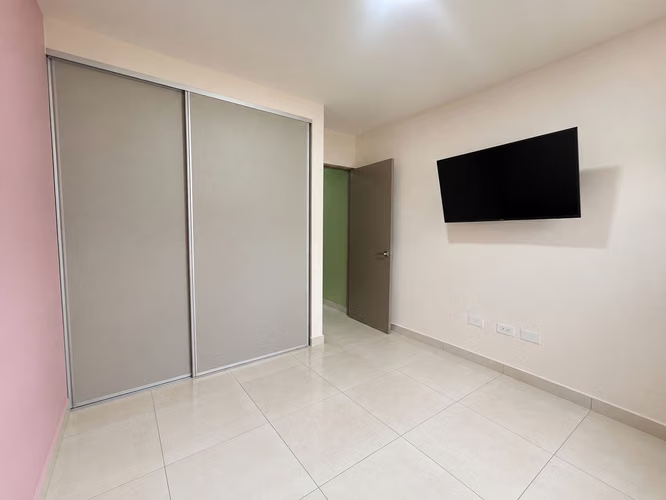 ALQUILER DE CASA DE UNA PLANTA, 2 HABITACIONES, CON AMPLIO PATIO, EN CONDOMINIO  - Imagen 11