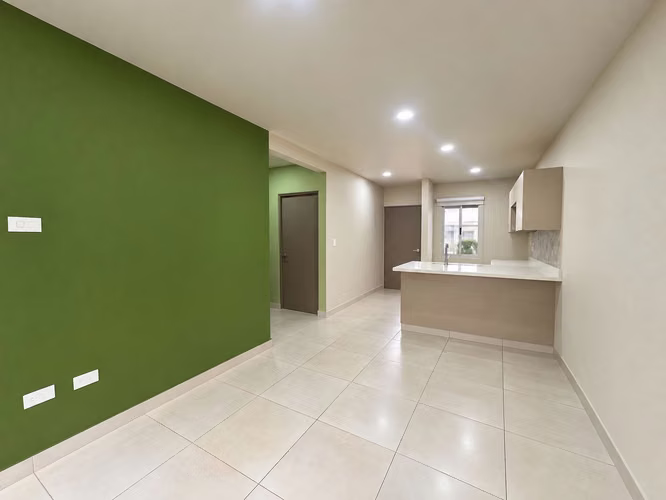 ALQUILER DE CASA DE UNA PLANTA, 2 HABITACIONES, CON AMPLIO PATIO, EN CONDOMINIO - Imagen 2