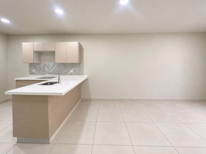 ALQUILER DE CASA DE UNA PLANTA, 2 HABITACIONES, CON AMPLIO PATIO, EN CONDOMINIO - Imagen 5