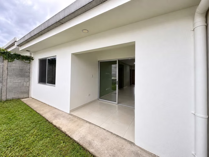 ALQUILER DE CASA DE UNA PLANTA, 2 HABITACIONES, CON AMPLIO PATIO, EN CONDOMINIO - Imagen 12
