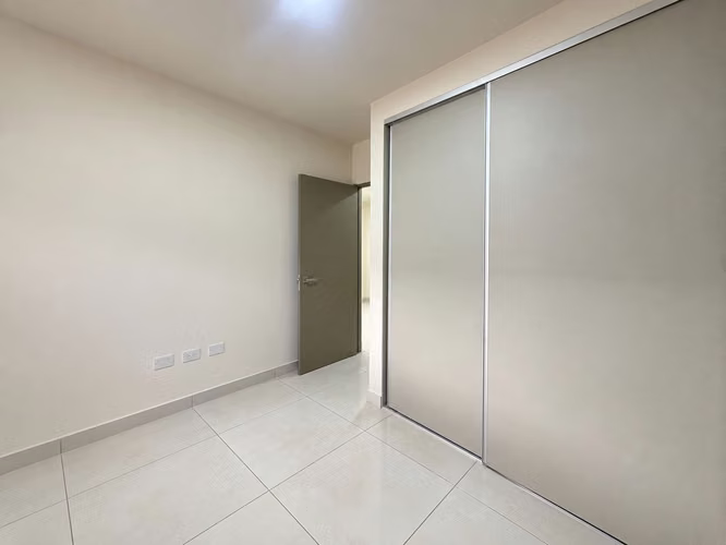 ALQUILER DE CASA DE UNA PLANTA, 2 HABITACIONES, CON AMPLIO PATIO, EN CONDOMINIO - Imagen 10