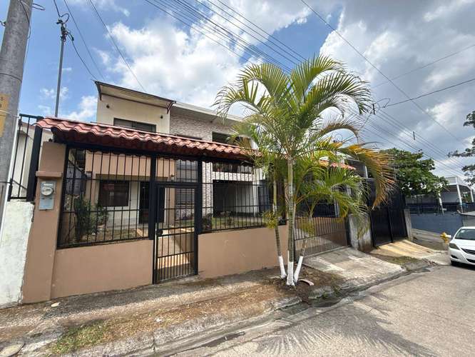 Casa de dos niveles en venta en Residencial Las Lomas, Puente de Piedra de Grecia. - Imagen 2