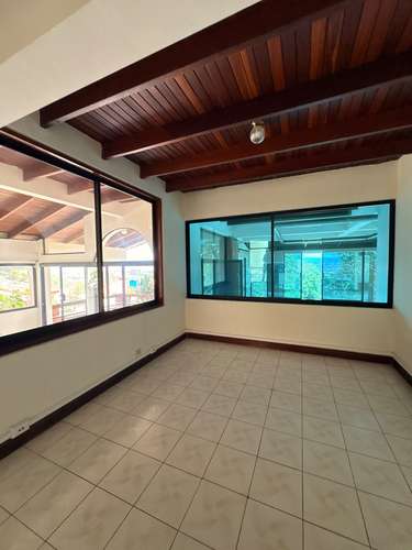 EXCLUSIVA PROPIEDAD CON 2 RESIDENCIAS EN SAN RAFAEL DE ESCAZÚ - Imagen 10
