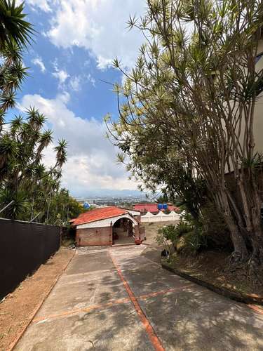 EXCLUSIVA PROPIEDAD CON 2 RESIDENCIAS EN SAN RAFAEL DE ESCAZÚ - Imagen 9