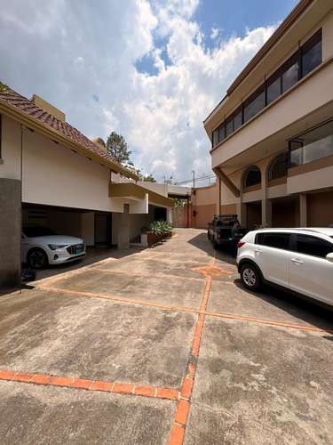 EXCLUSIVA PROPIEDAD CON 2 RESIDENCIAS EN SAN RAFAEL DE ESCAZÚ - Imagen 8
