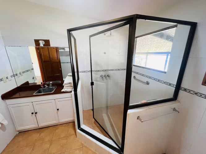 Propiedad esquinera  Escazú, Altos de Carrizal – terreno 5,065 m2, 1 casa principal y 4 apartamentos - Imagen 7