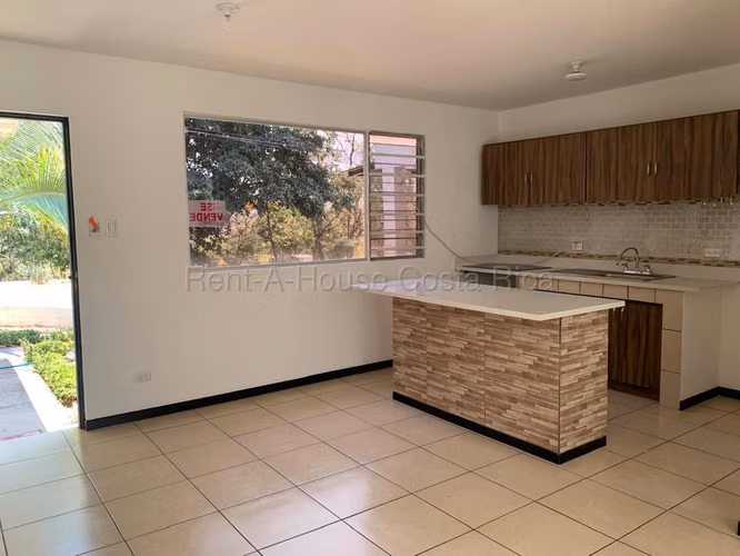Casa de 1 Planta en Alajuela con Jardín y Cochera para 2