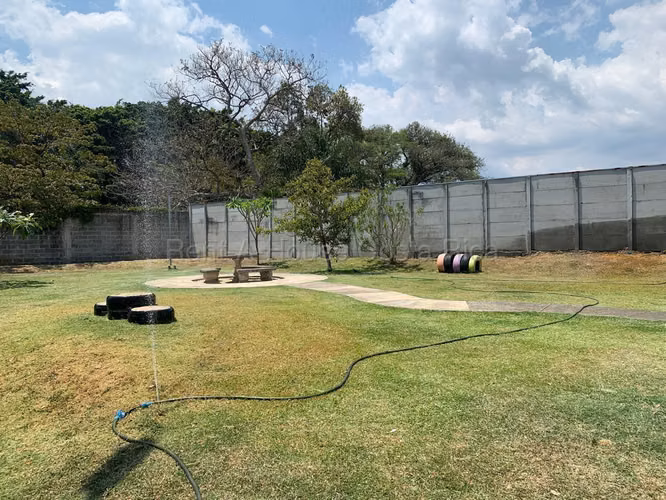 Casa de 1 Planta en Alajuela con Jardín y Cochera para 2