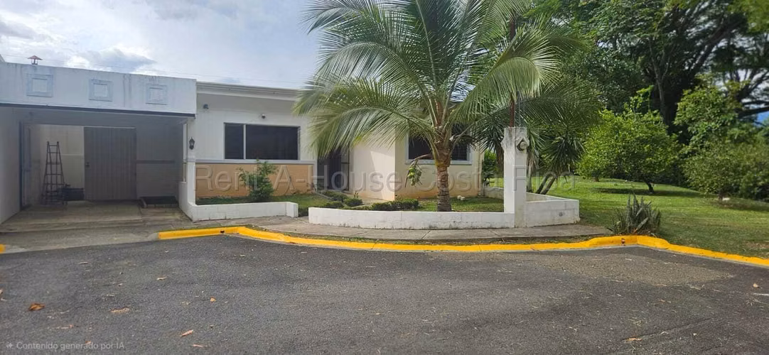 Casa de 1 Planta en Alajuela con Jardín y Cochera para 2