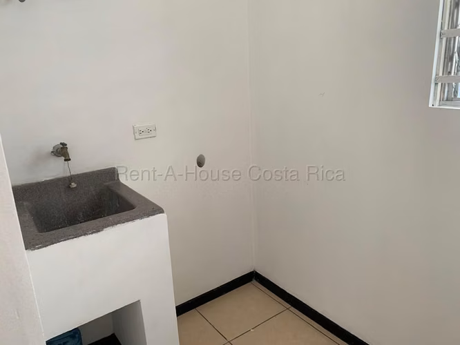 Casa de 1 Planta en Alajuela con Jardín y Cochera para 2