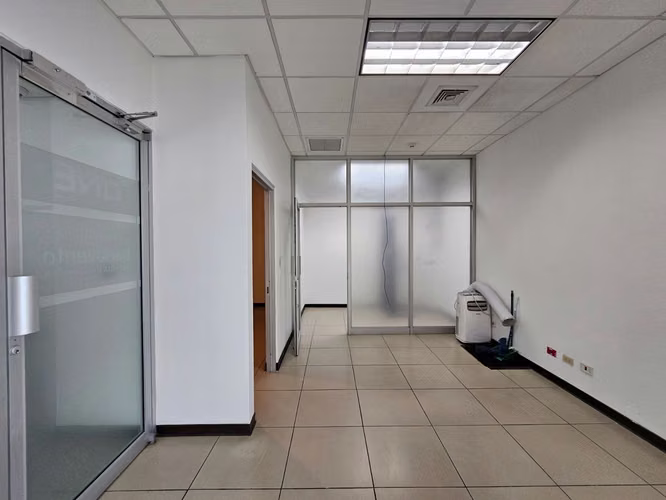 Amplias Oficinas en el centro de San Rafael de Escazú, San José - Imagen 6