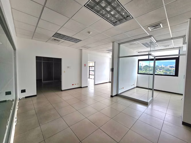 Amplias Oficinas en el centro de San Rafael de Escazú, San José - Imagen 5