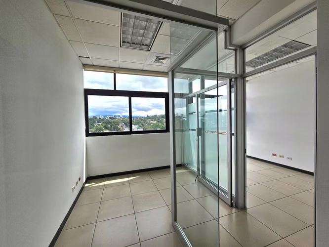 Amplias Oficinas en el centro de San Rafael de Escazú, San José - Imagen 8
