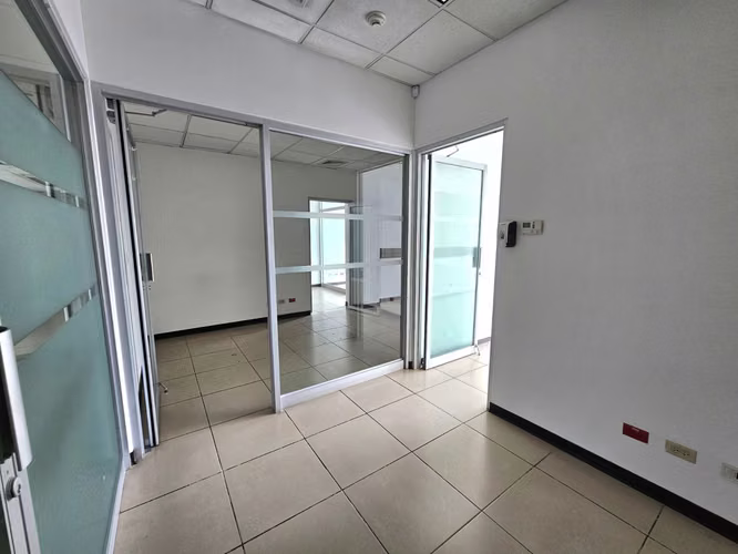 Amplias Oficinas en el centro de San Rafael de Escazú, San José - Imagen 4