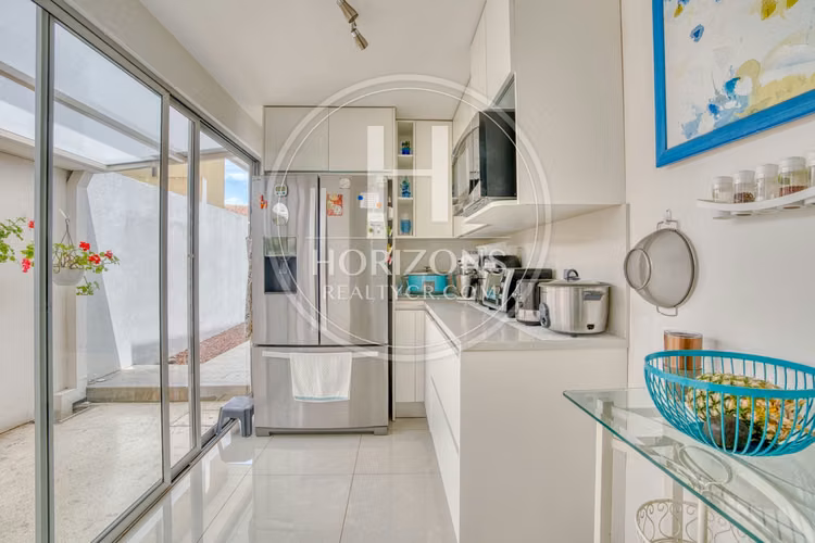 Moderna Casa con Jardín Amplio en Residencial Altamonte Curridabat 3 Habitaciones 6 Parqueos NJA1361JB - Imagen 11