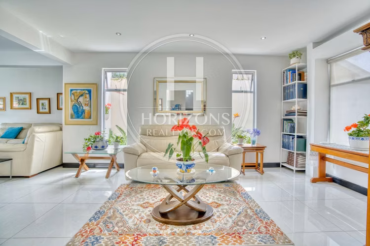 Moderna Casa con Jardín Amplio en Residencial Altamonte Curridabat 3 Habitaciones 6 Parqueos NJA1361JB - Imagen 4