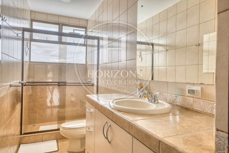 Moderna Casa con Jardín Amplio en Residencial Altamonte Curridabat 3 Habitaciones 6 Parqueos NJA1361JB - Imagen 16