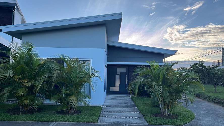 123678 / Casa en venta / Condominio / Grecia / Una planta / 3 habitaciones / 2 oficinas
