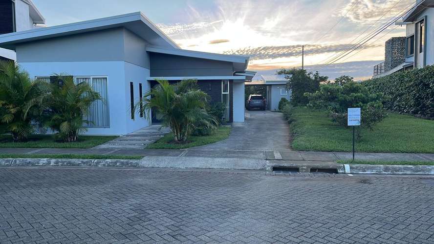 123678 / Casa en venta / Condominio / Grecia / Una planta / 3 habitaciones / 2 oficinas