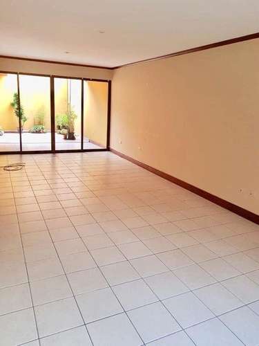 Se vende casa de dos pisos en condominio Providencia en Moravia  - Imagen 9