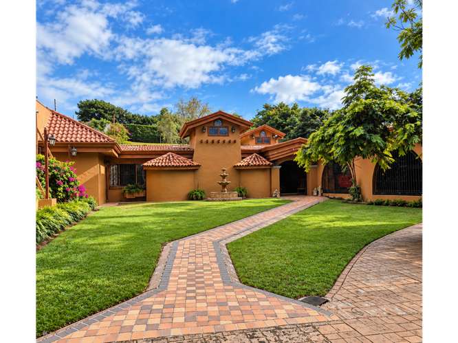 RESIDENCIA DE LUJO CON POTENCIAL COMERCIAL EN SANTO DOMINGO DE HEREDIA - Imagen 1
