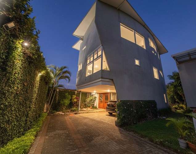 CONDO CONTEMPORANEO DE 432 M2 CON VISTA EN GUACHIPELIN ESCAZU - Imagen 1
