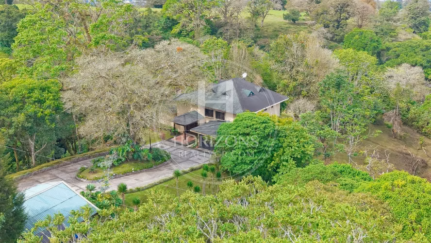 Casa de Lujo en Venta en Mata de Plátano Goicoechea con 9,258 m² de Terreno y Vistas al Valle Central noj1274jp