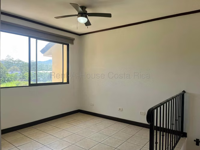 Alquiler de casa en Boulevar del sol Lindora Santa Ana 