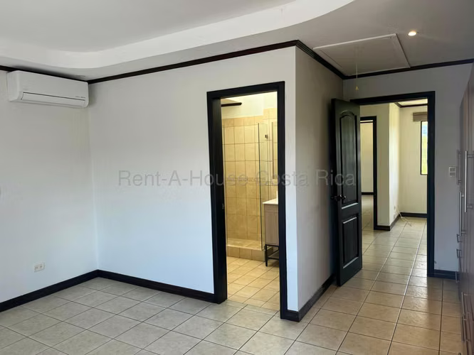 Alquiler de casa en Boulevar del sol Lindora Santa Ana 