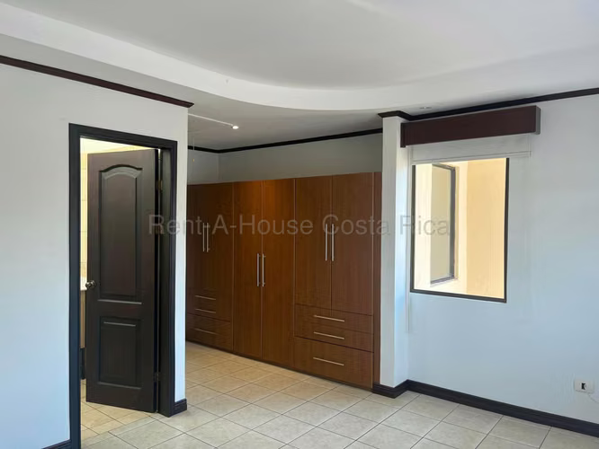 Alquiler de casa en Boulevar del sol Lindora Santa Ana 