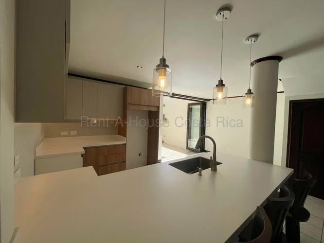 Alquiler de casa en Boulevar del sol Lindora Santa Ana 