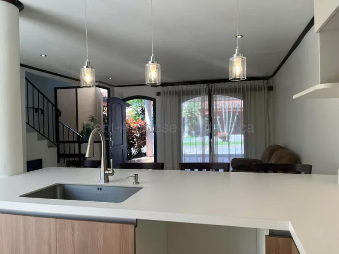 Alquiler de casa en Boulevar del sol Lindora Santa Ana 