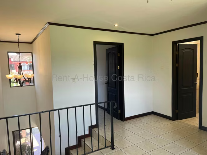 Alquiler de casa en Boulevar del sol Lindora Santa Ana 