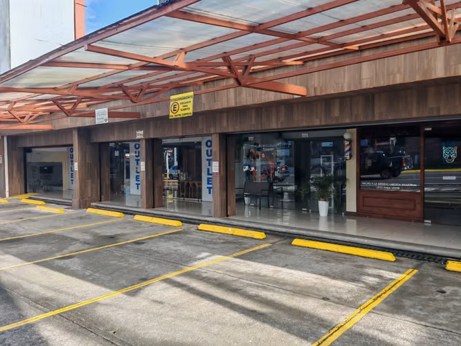 Exclusiva Plaza Comercial en Pinares de Curridabat | Alta Rentabilidad - Imagen 5