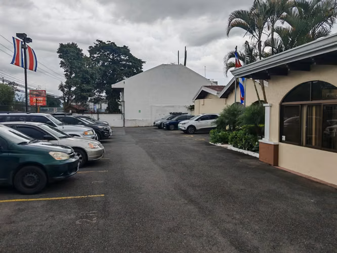 Exclusiva Plaza Comercial en Pinares de Curridabat | Alta Rentabilidad - Imagen 2