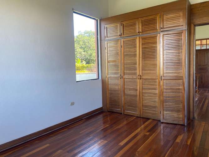 Alquiler casa independiente con amplio jardín GVO - Imagen 9